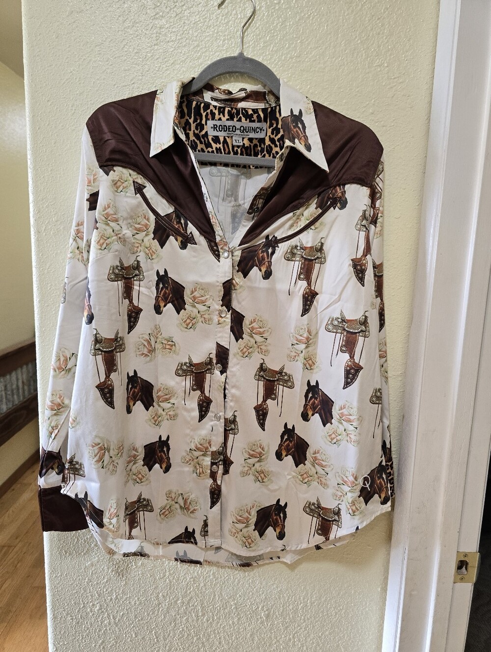 Rodeo Quincy Women's White & Brown Horse Print Button-Down Shirt